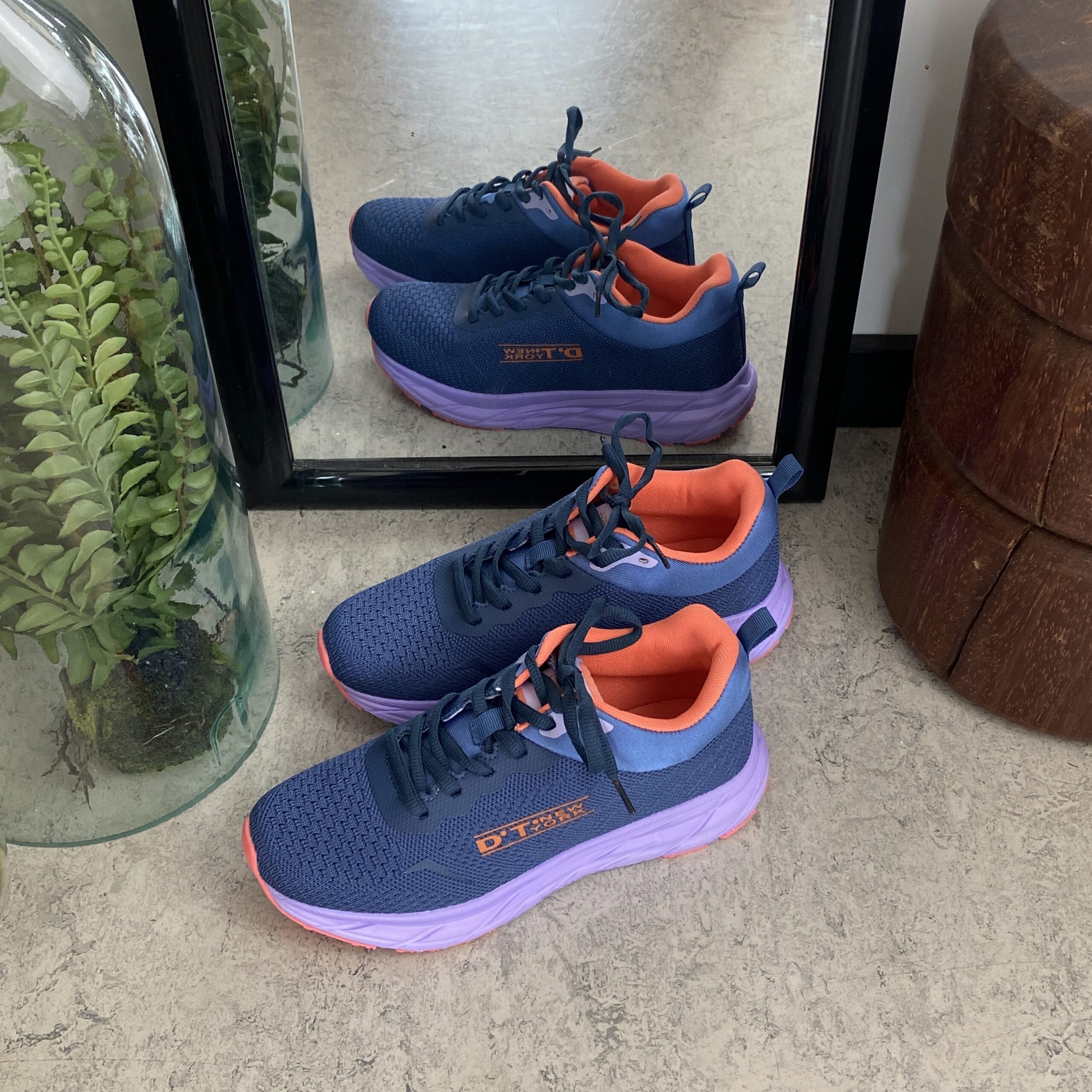 Lette sko i marineblå med støtabsorberende såle