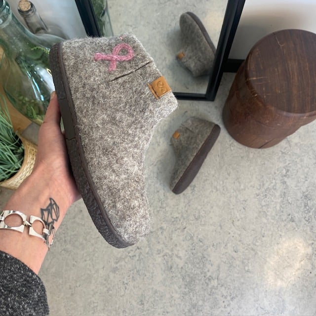 Green Comfort ull tøfler med rågummisåle og "Støtt Brysterne" logo