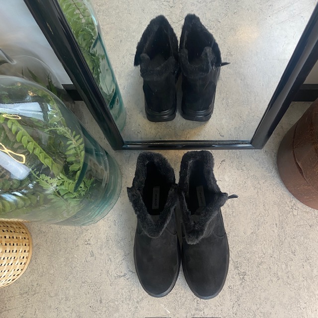 Svart damestøvel med varmt fôr og glidelås