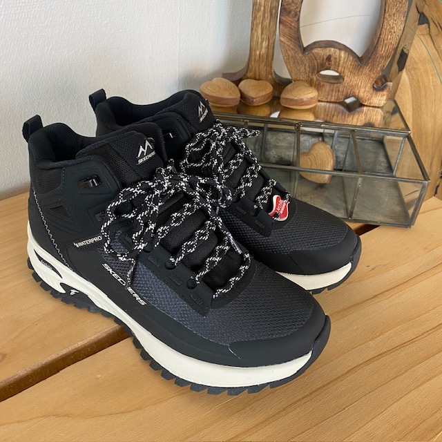Vanntett støvel fra Skechers med god støtte for fotsålen