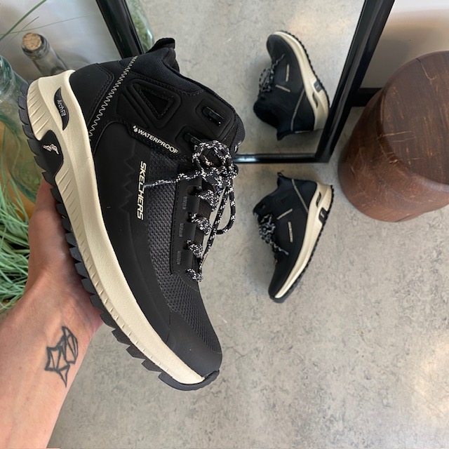 Vanntett støvel fra Skechers med god støtte for fotsålen