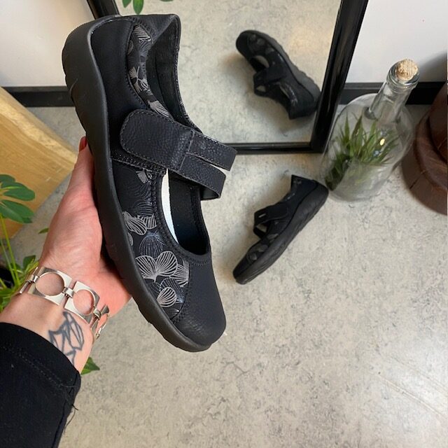 Svart Remonte ballerina med god svangstøtte.