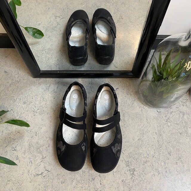 Svart Remonte ballerina med god svangstøtte.