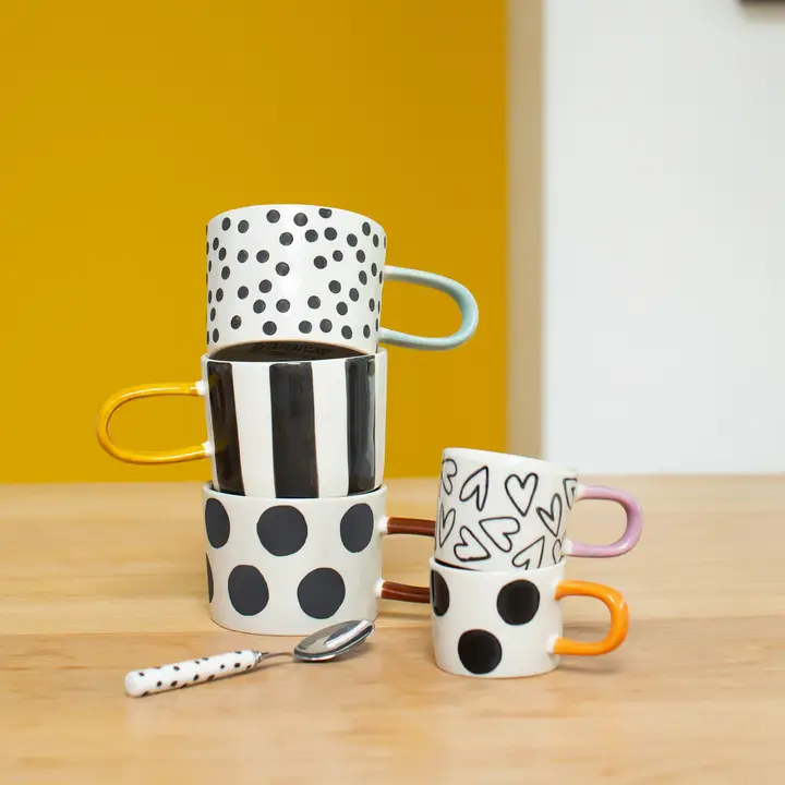 Moderne krus med rutete mønster og oransje håndtak – stilfullt design til kaffe & te