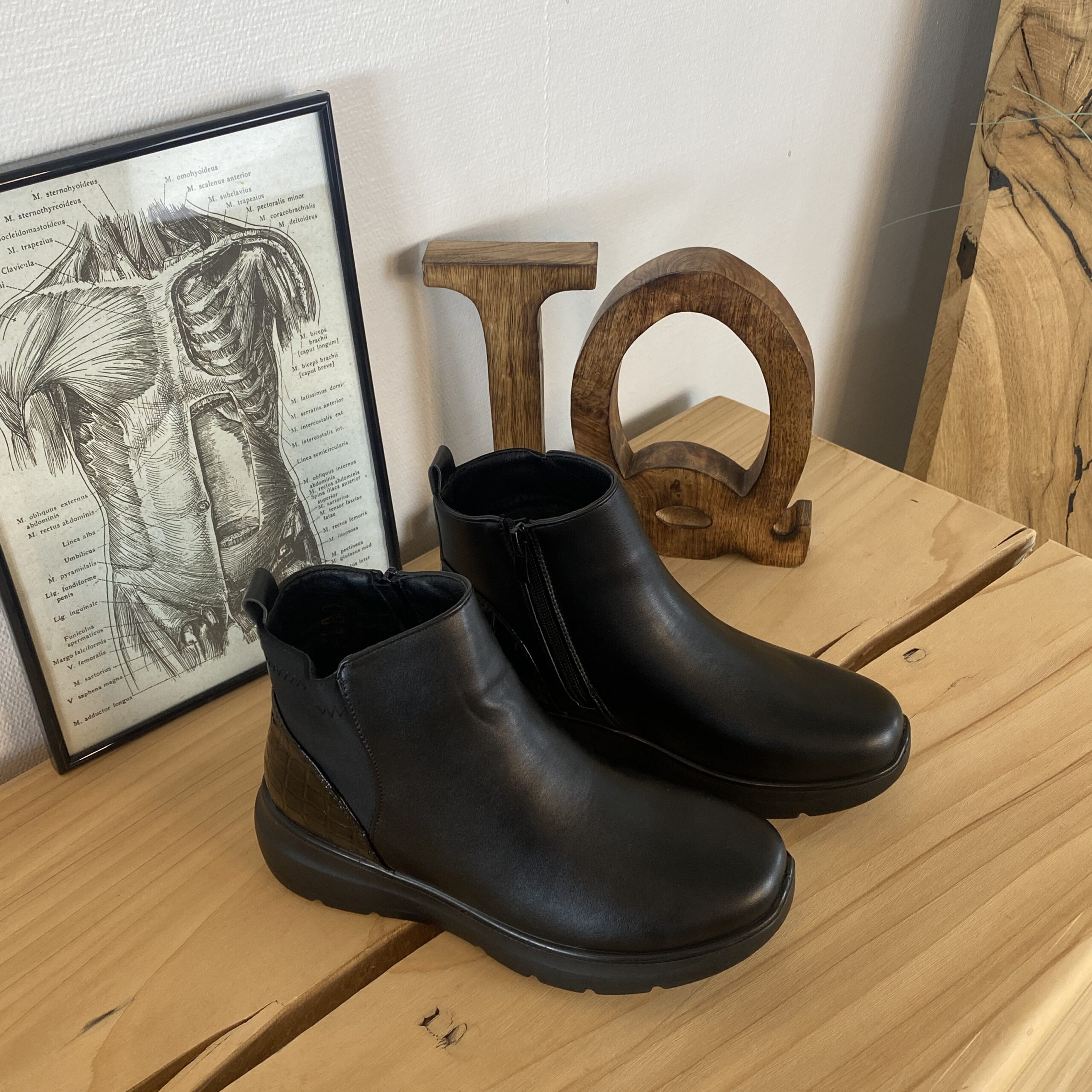 Svart støvel med glidelås