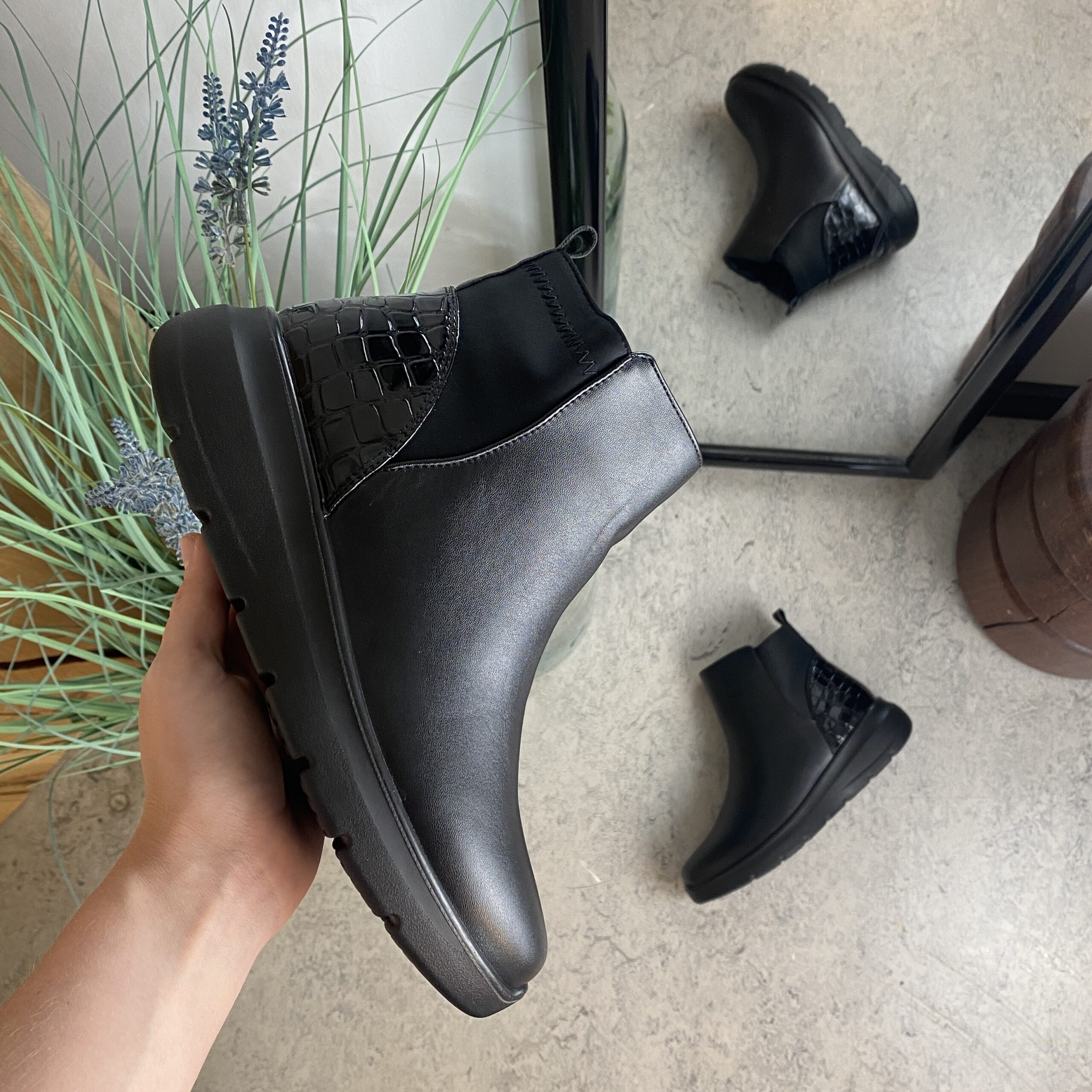 Svart støvel med glidelås