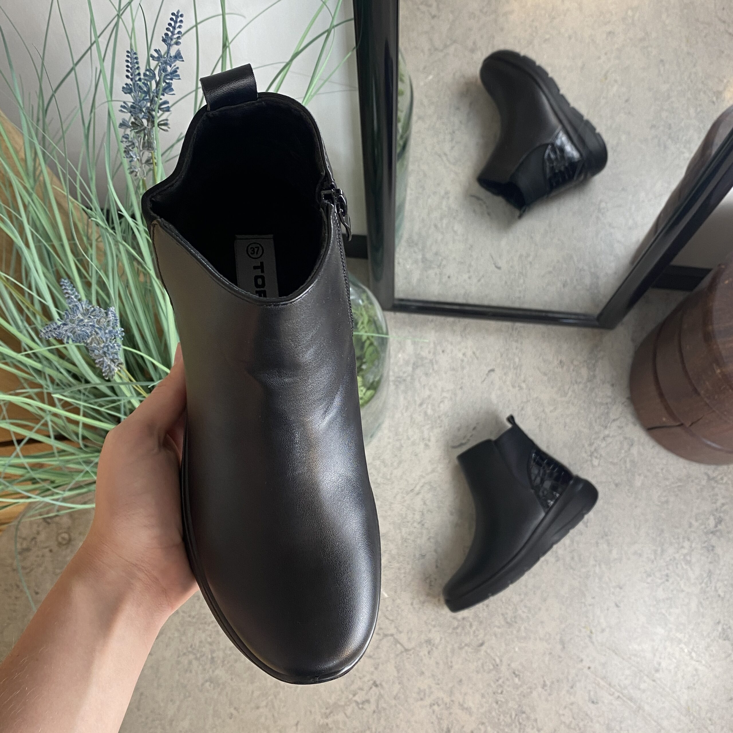 Svart støvel med glidelås