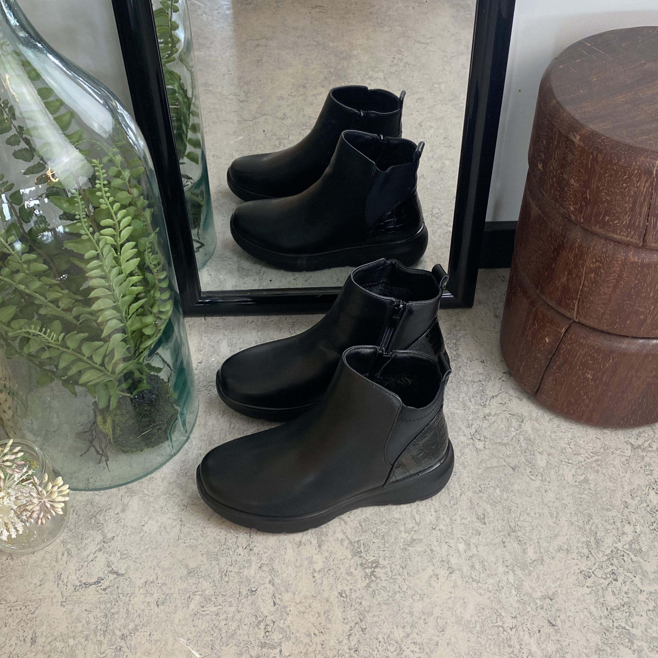 Svart støvel med glidelås