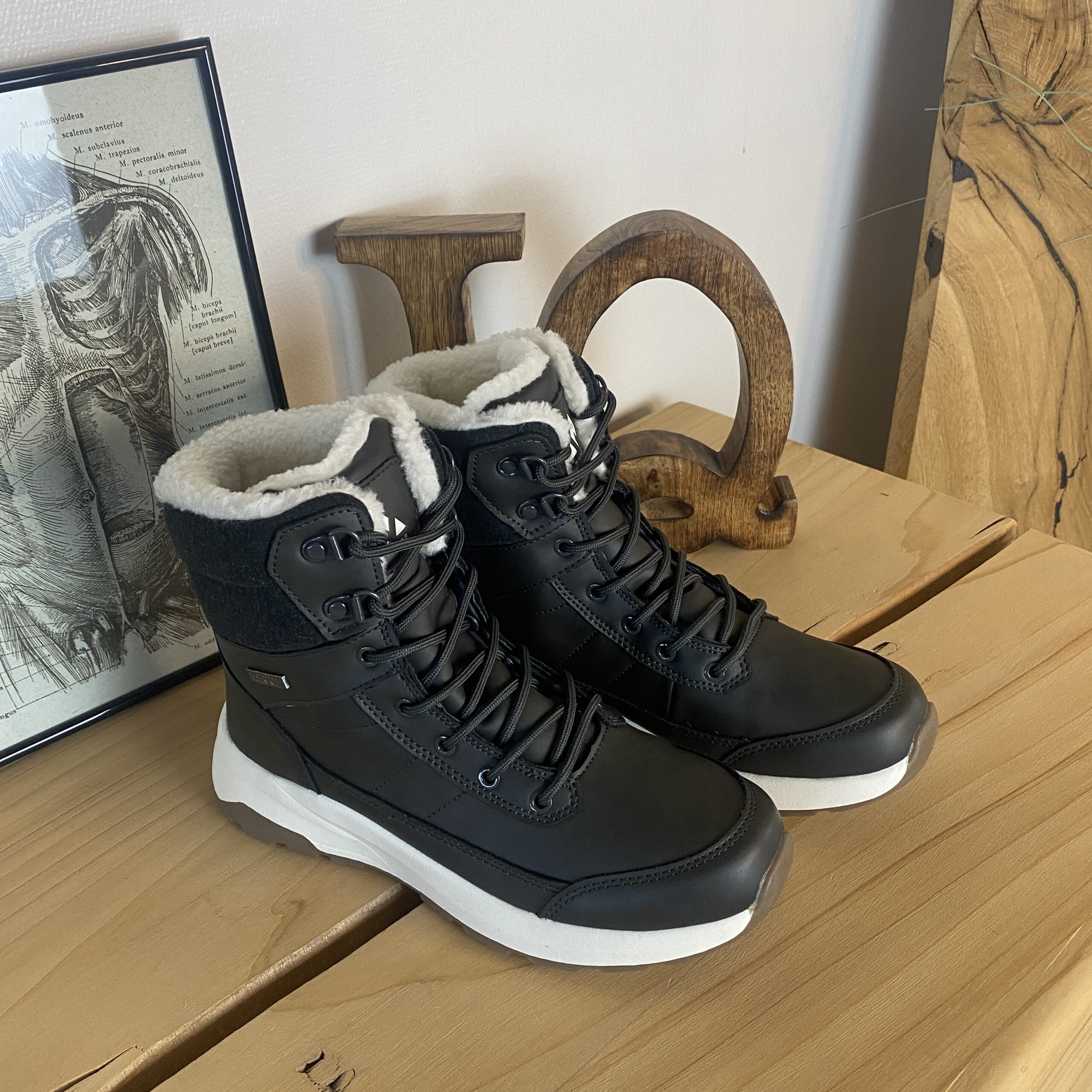 Vanntett, sort vinterstøvel med fleecefôr