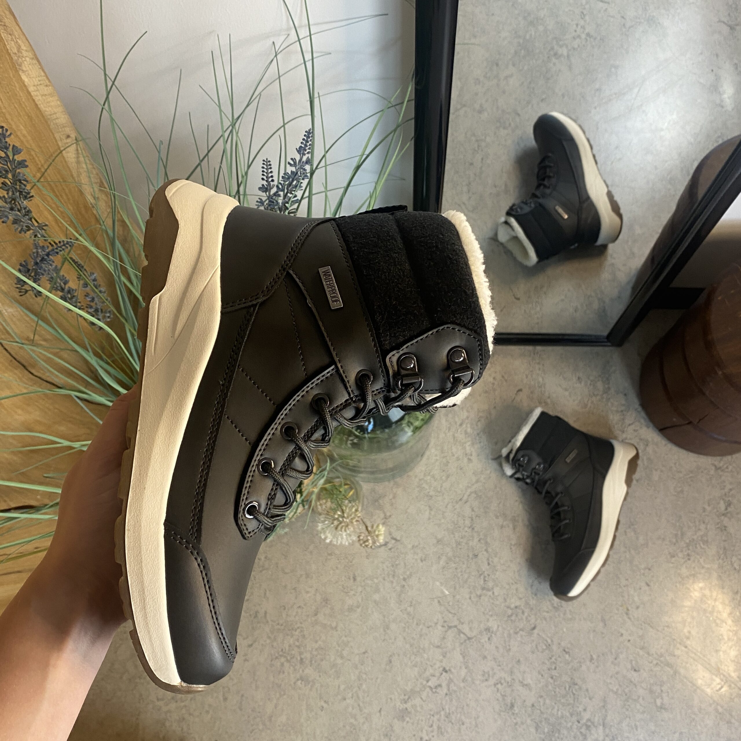 Vanntett, sort vinterstøvel med fleecefôr