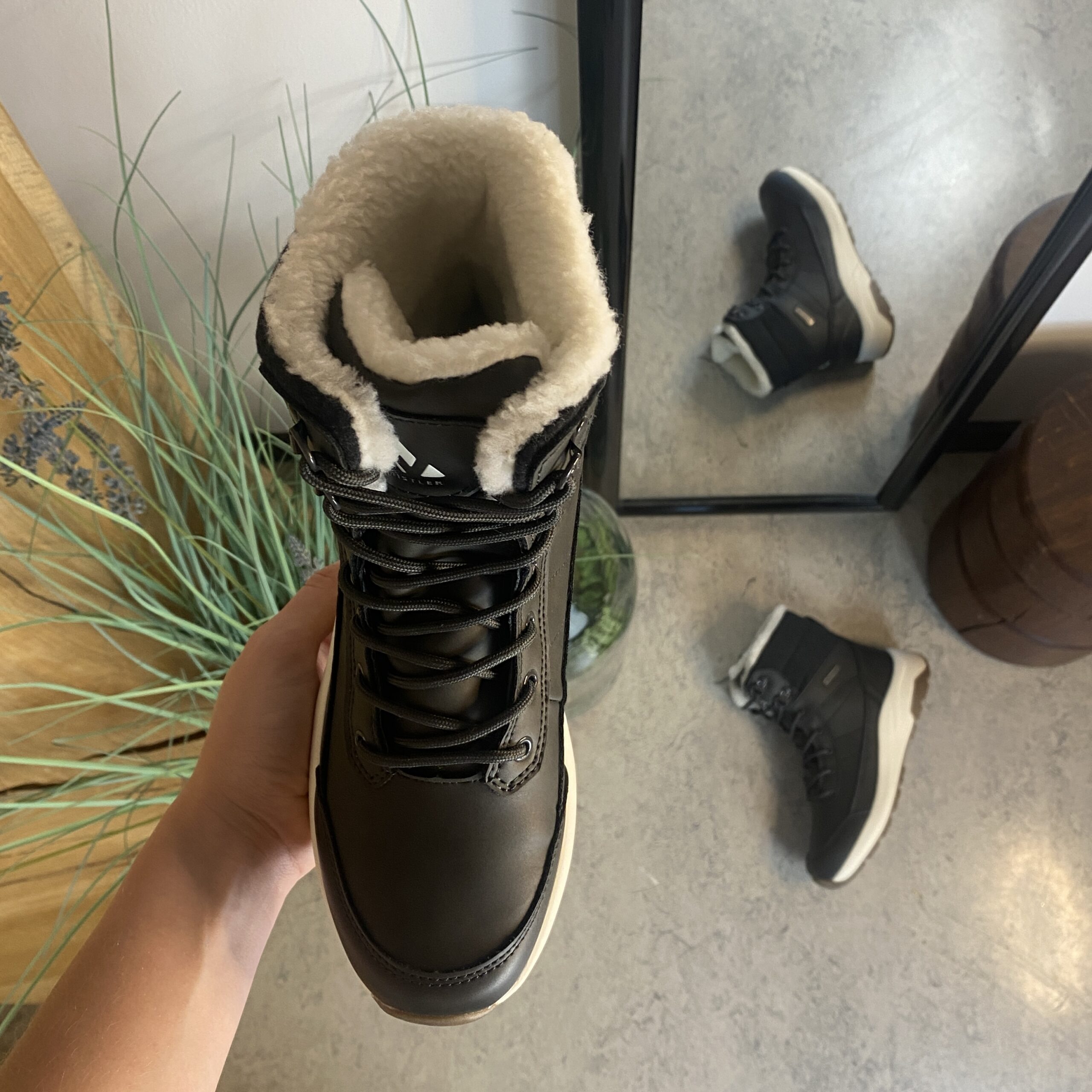 Vanntett, sort vinterstøvel med fleecefôr