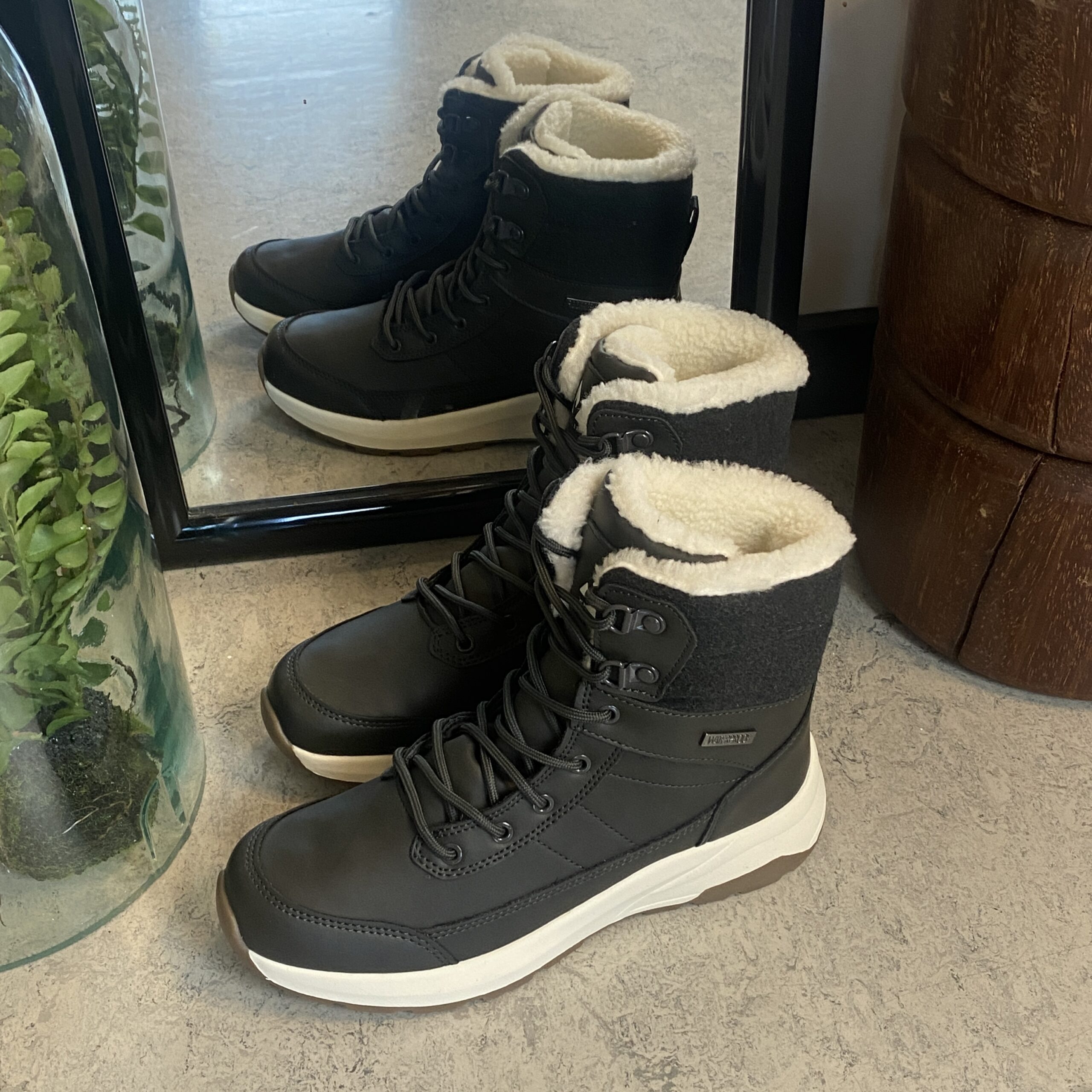Vanntett, sort vinterstøvel med fleecefôr
