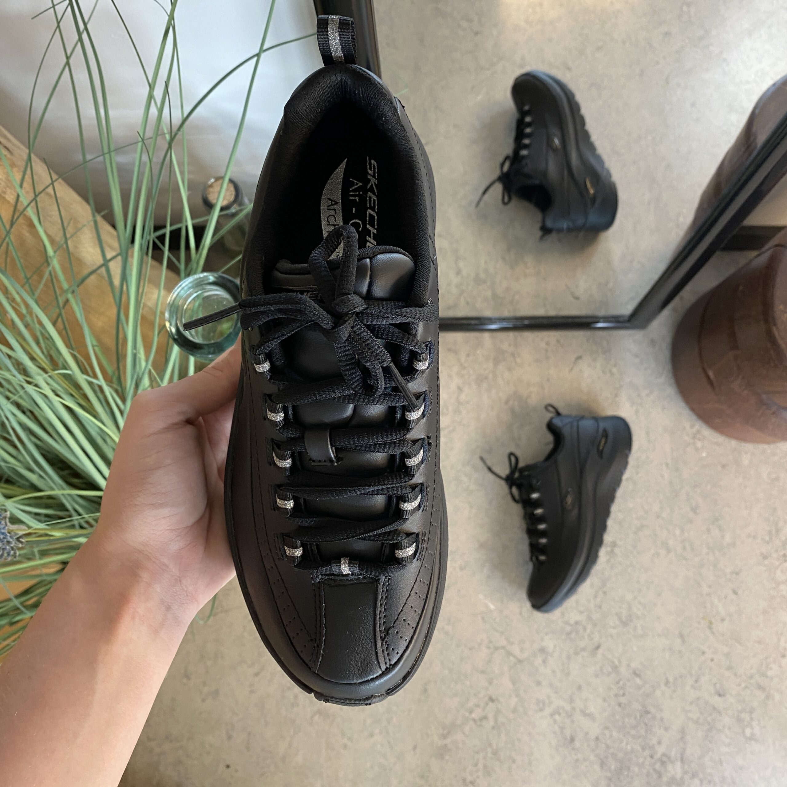 Sort Skechers med glatt skinn overflate