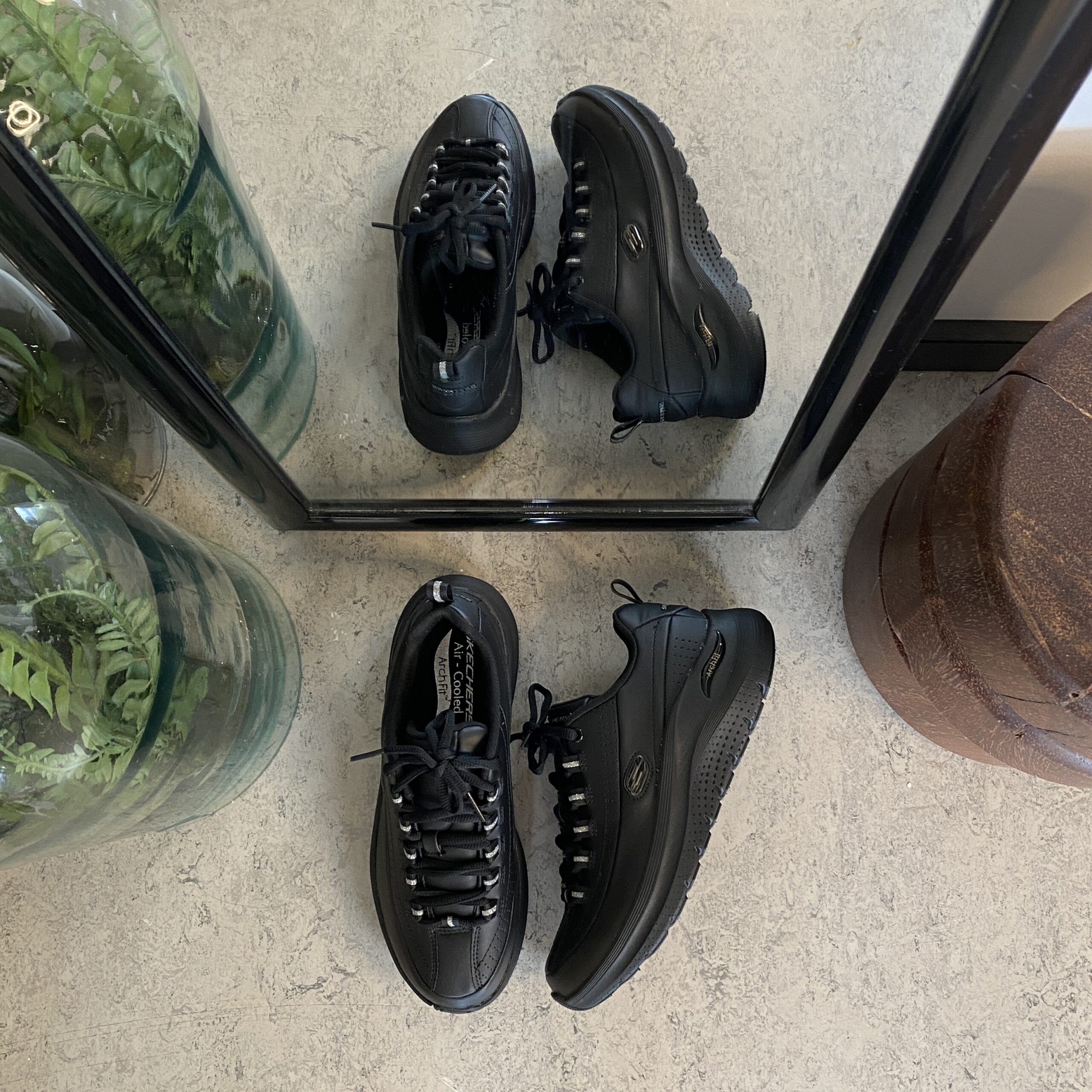 Sort Skechers med glatt skinn overflate