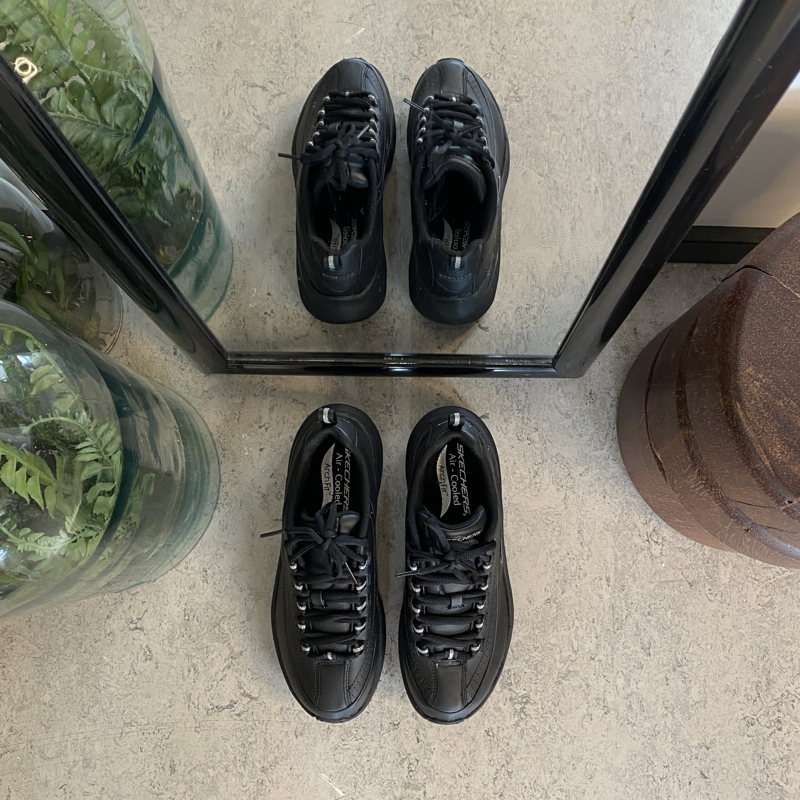 Sort Skechers med glatt skinn overflate