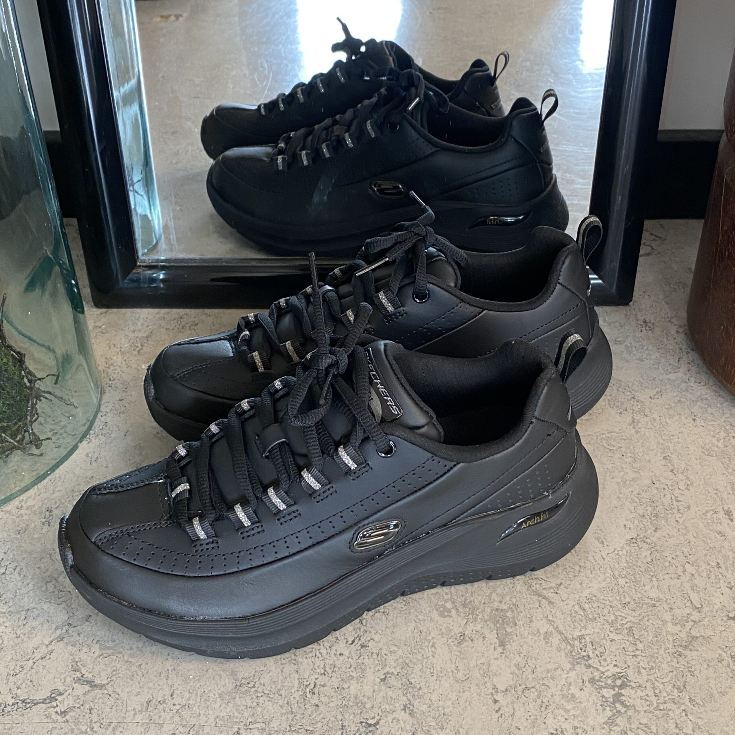 Sort Skechers med glatt skinn overflate