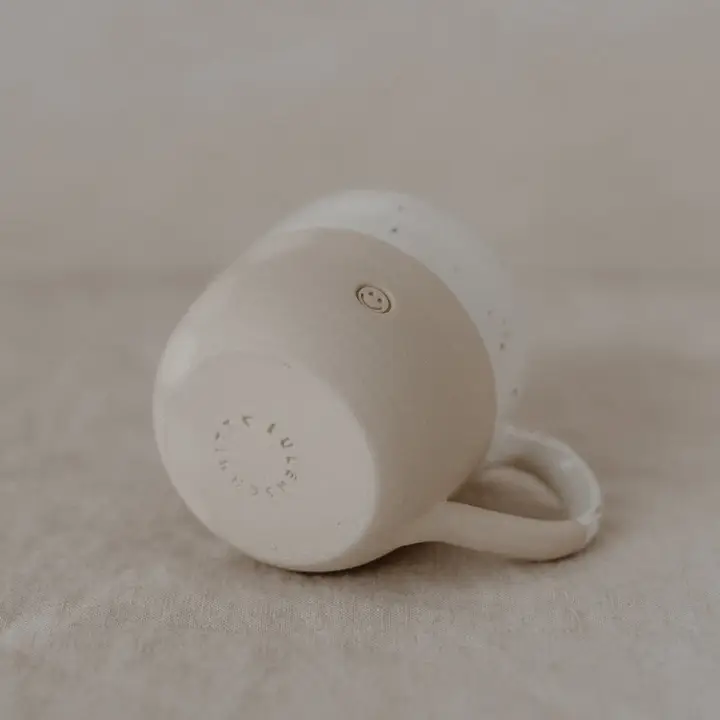 Håndlaget keramikkopp med smiley – koselig krus i nordisk design