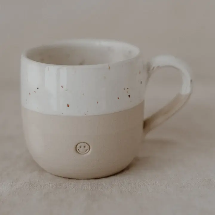 Håndlaget keramikkopp med smiley – koselig krus i nordisk design